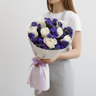 Букет из роз и синей статицы