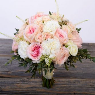 Букет невесты из кремовых и розовых роз «Любви не миновать»