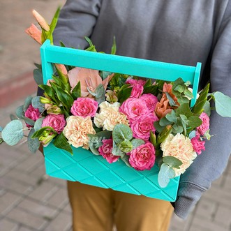 Розы и гвоздика в ящичке