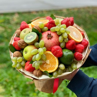 Букет из яблок, граната и ягод Букет из яблок, граната и ягод