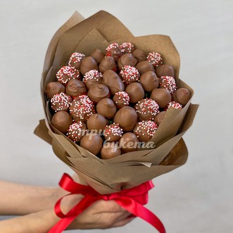 Крафт букет с клубникой в шоколаде