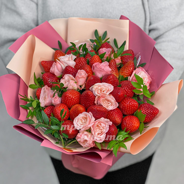 Розовые розы с клубникой (вид сверху)