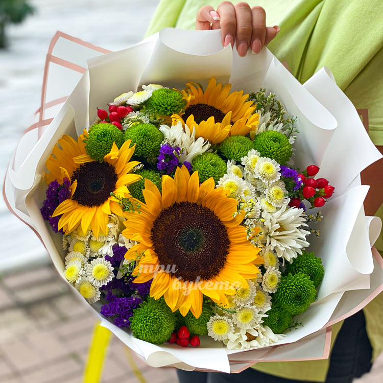 Букет из подсолнухов и хризантем (в белом оформлении)