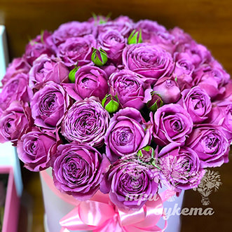 Фиолетовые розы в шляпной коробке