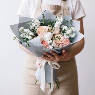 Букет из маттиол и пионов