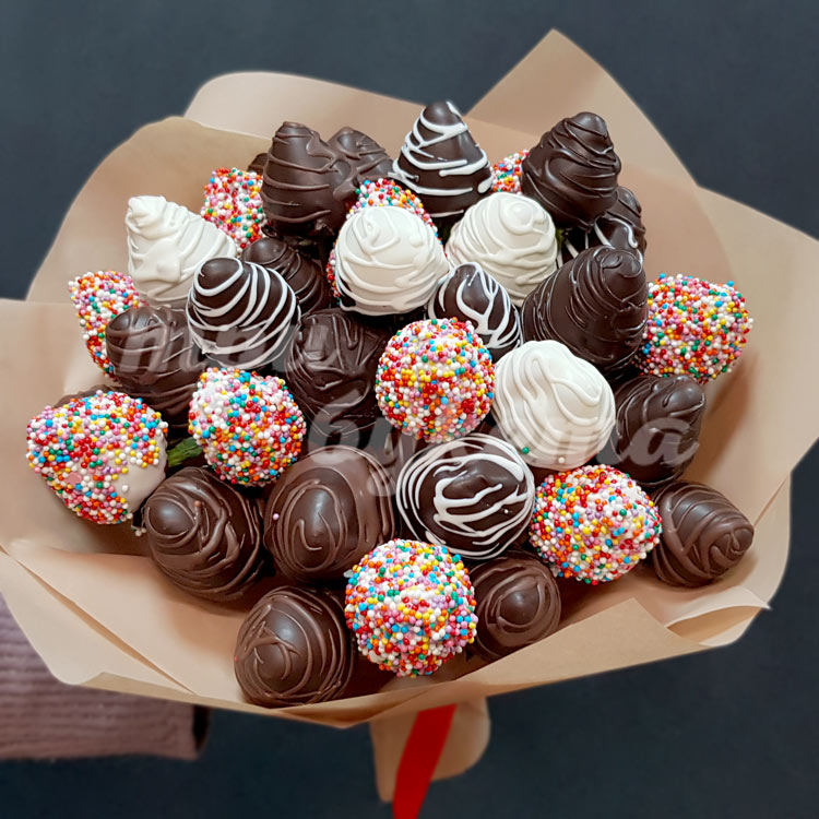 Букет из 37 клубники в шоколаде (крупный план)