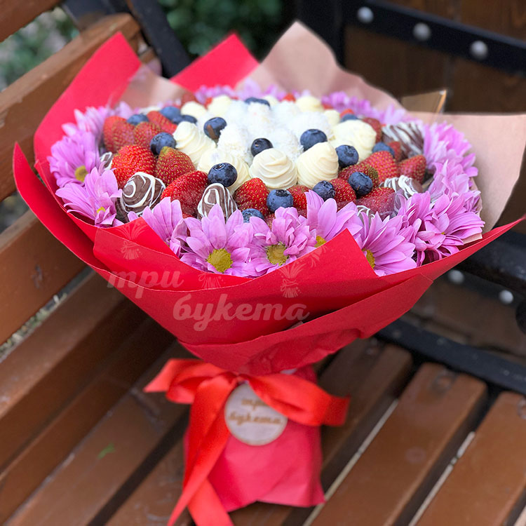 Букет из клубники и голубики (на скамейке)
