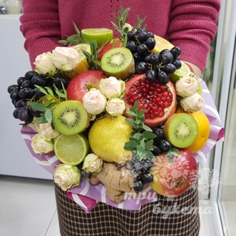 Букет из фруктов и пионовидных роз