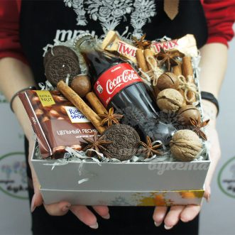 Коробочка со сладостями и орехами