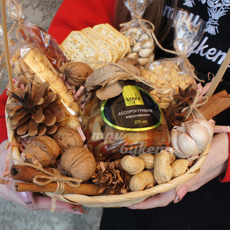 Корзинка "Снэки для любимого" (вблизи)