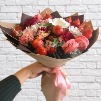 Букет из макарун и клубники