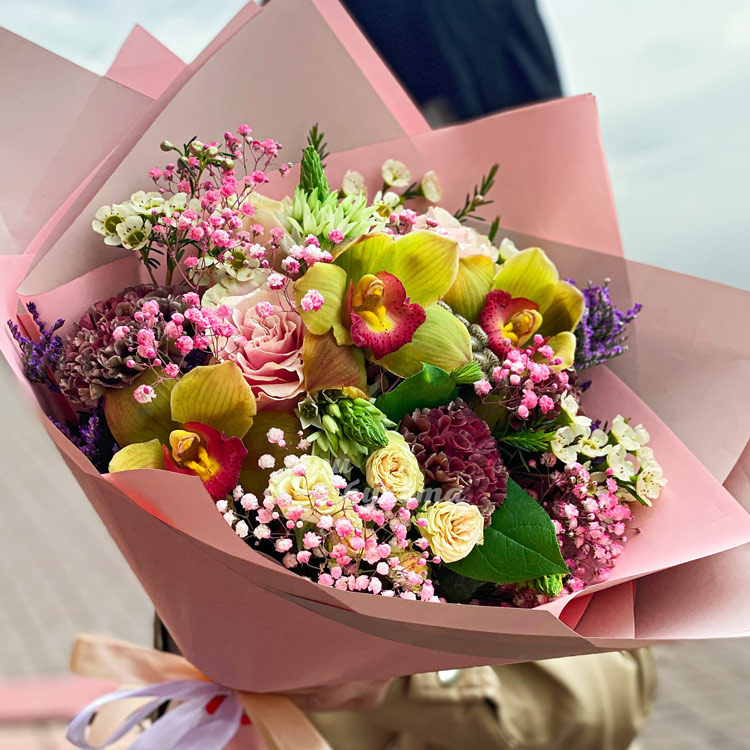 Букет из кустовых роз и диантуса (крупный план)