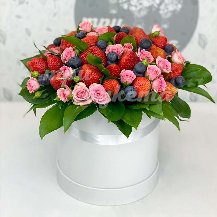 Клубника и голубика в коробке