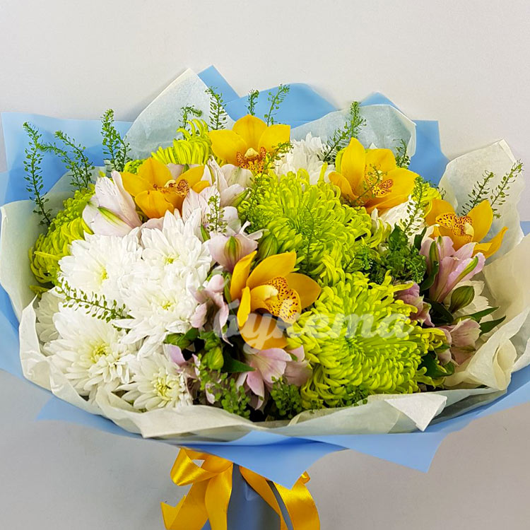 Букет из зеленых и белых хризантем (крупный план)