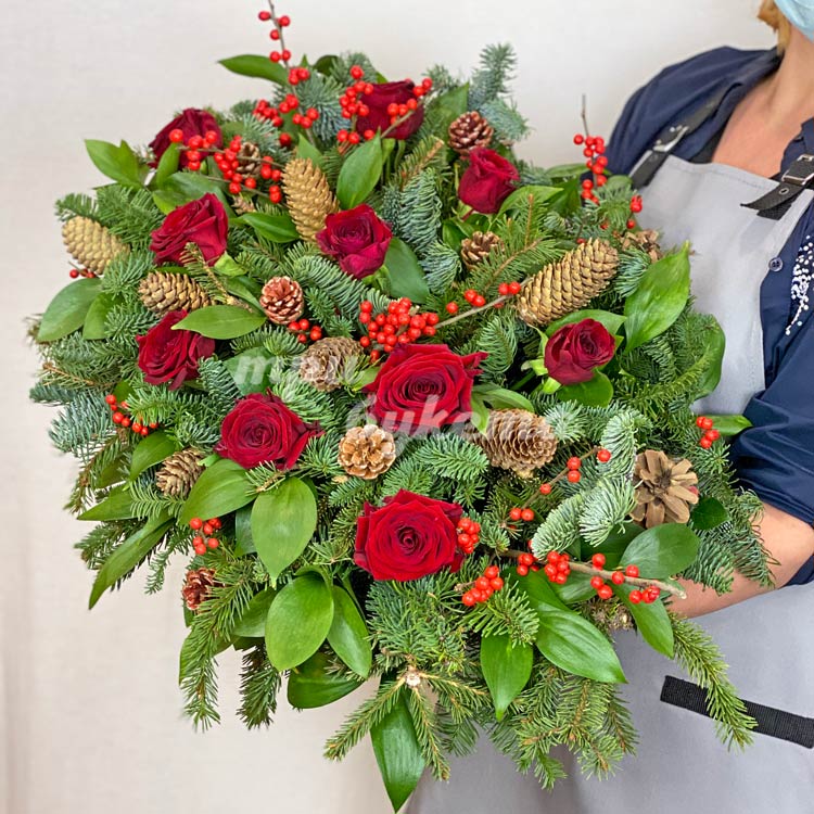 Композиция из роз и хвойных веток (вид сверху)