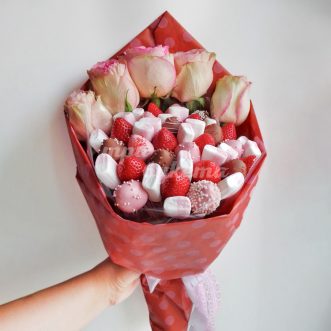 Букет из роз, клубники и маршмеллоу