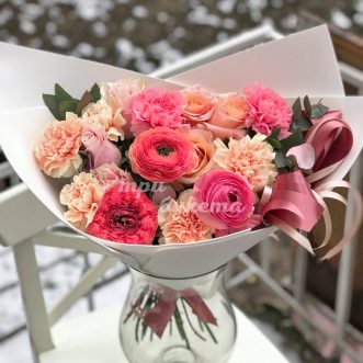 Букет ранункулюсов, роз и гвоздик