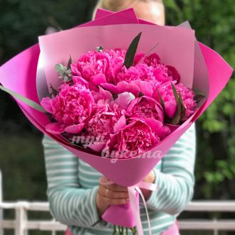 Букет розовых пионов с эвкалиптом