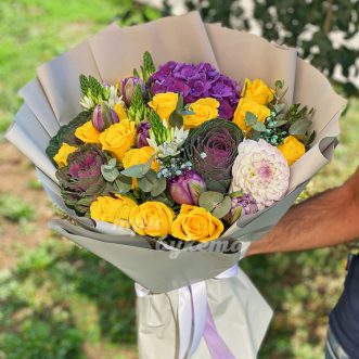 Цветы брассики с желтыми розами