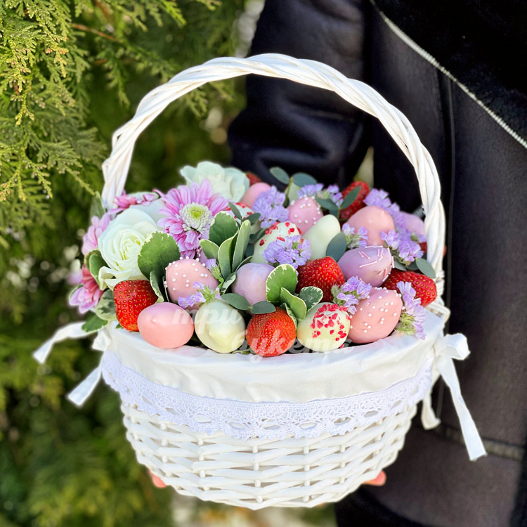 Корзина клубники с лимониумом