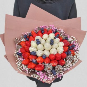 Букет из клубники с гипсофилой