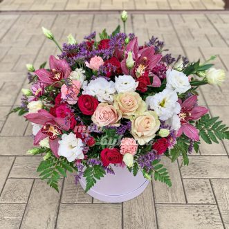 Коробка бордовых орхидей, роз и эустом