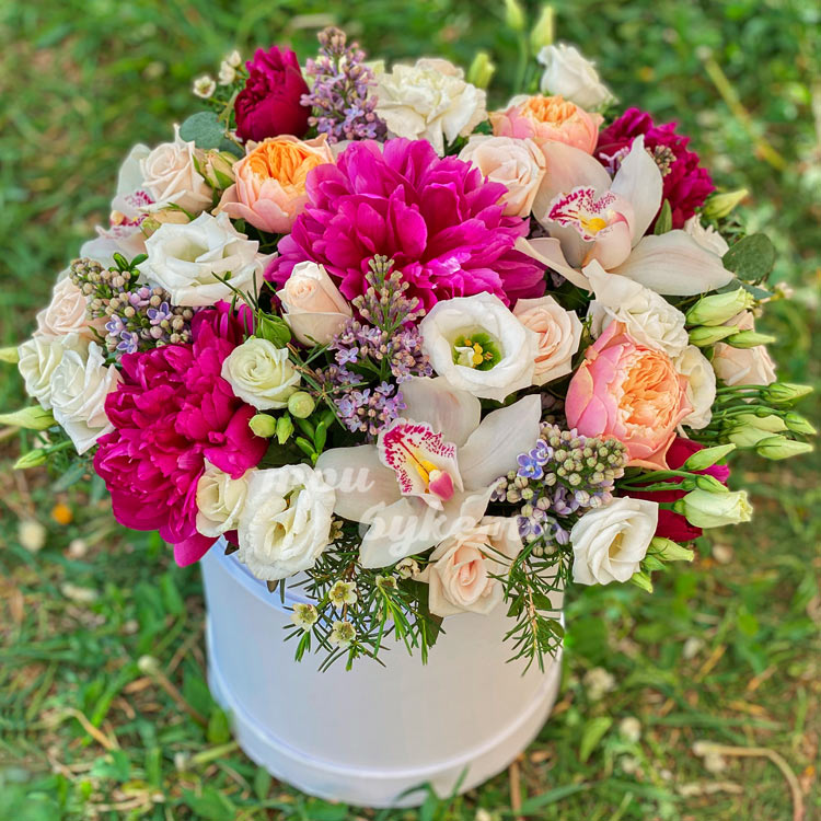 Коробка с сиренью и садовыми розами