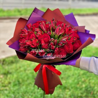 Красные альстромерии с красными розами