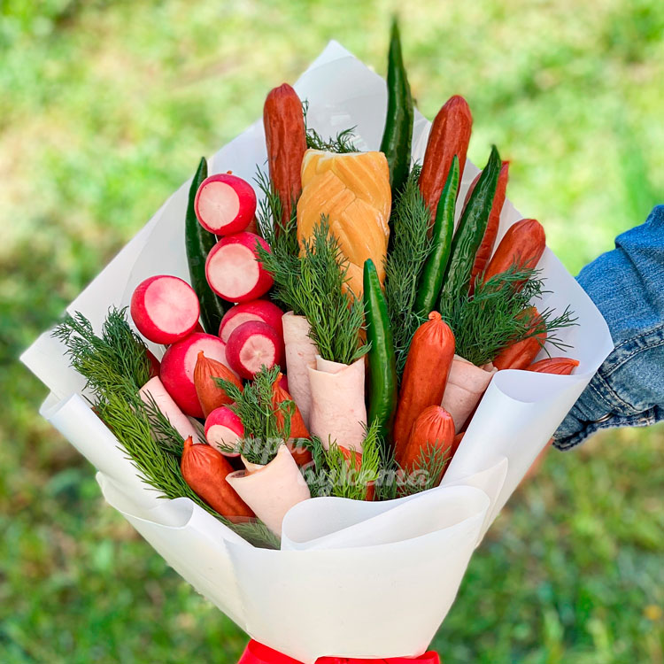Букет из редиса, перца и колбасок (крупный план)