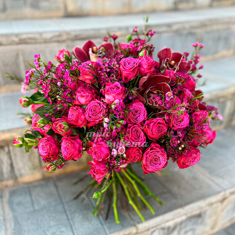 Розовый букет роз с хамелациумом (букет на лестнице)