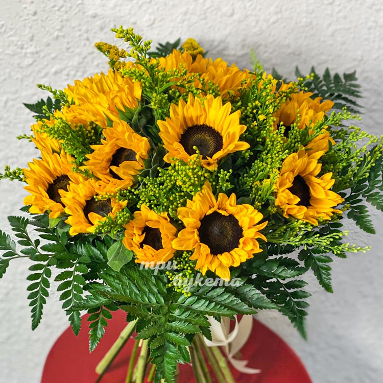 Букет из 15 подсолнухов и зелени (крупный план)