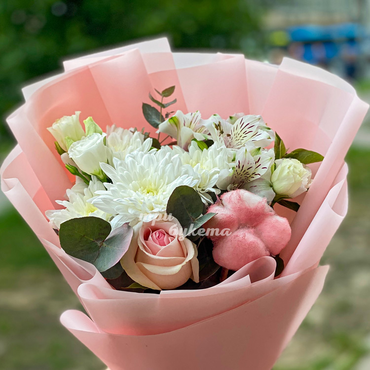 Розовый букет из белых цветов и хлопка (крупный план)