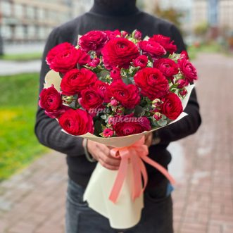 Букет красных ранункулюсов с эвкалиптом