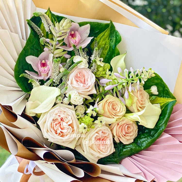 Пышный букет кремовых роз и зелени (крупный план)