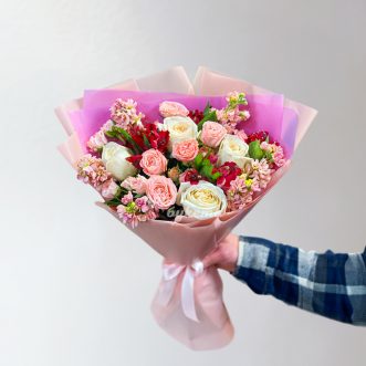 Букет персиковых маттиол и роз на 8 марта