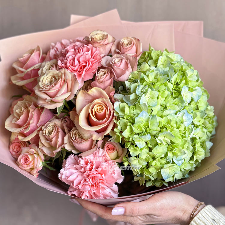 Букет розовых роз с зеленой гортензией (крупный план)