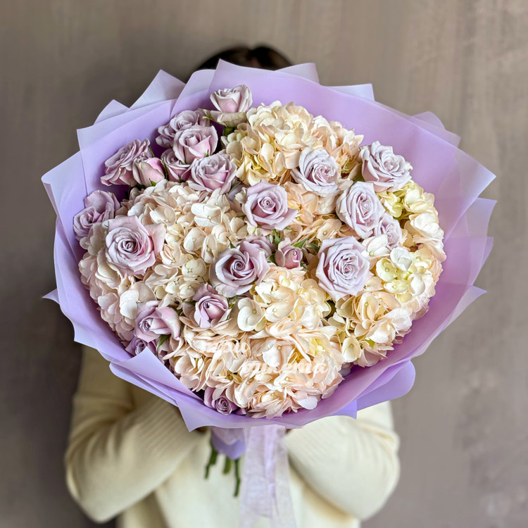 Букет сиреневых роз и кремовых гортензий (в руках флориста)
