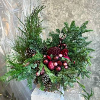 Хвойная композиция с бордовыми игрушками