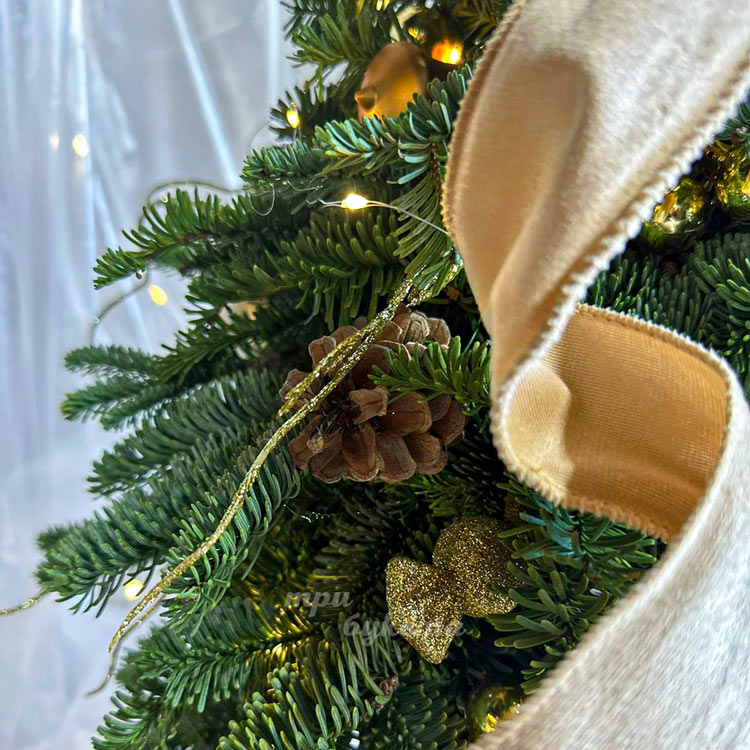 Новогодняя елочка с золотым декором (крупный план)