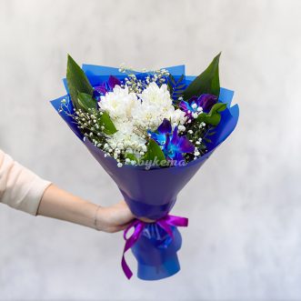 Синий букет хризантем, орхидей и гипсофилы